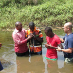 Uganda: Desafios e batismo em campo de refugiados