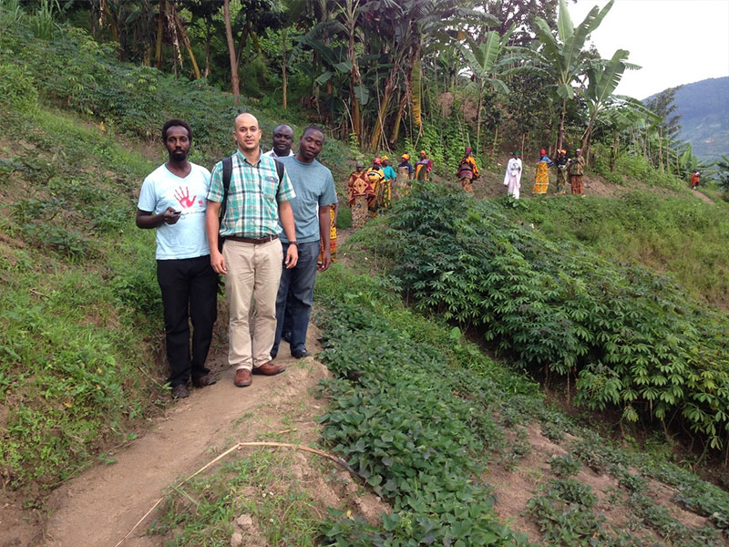 O longo caminho para chegar a Igreja. Muitos membros da Igreja andam até 2 horas para congregar.